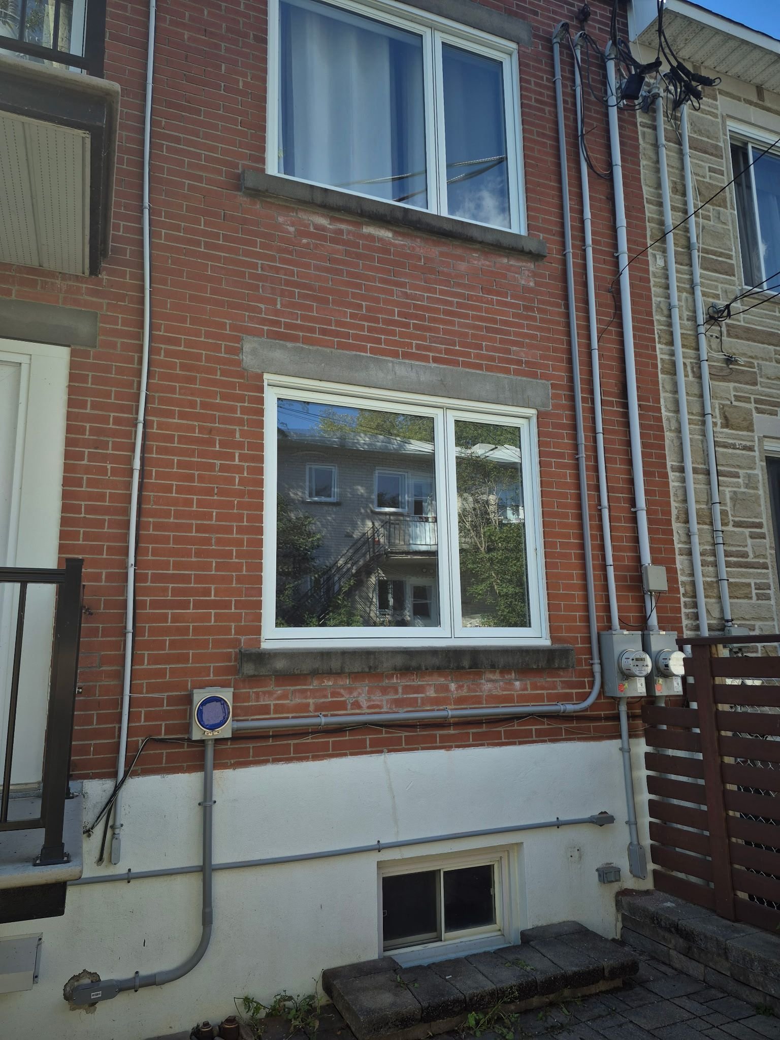 Façade résidentielle avec installations